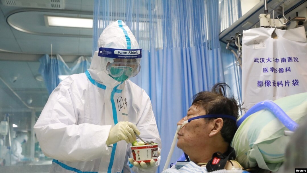Una enfermera atiende a uno de los pacientes ingresados en el hospital Zhongnan, en Wuhan, el pasado 8 de febrero de 2020.