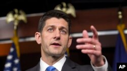 Paul Ryan, presidente de la Cámara de Representantes de EE.UU., dice que los comentarios de Donald Trump sobre un juez hispano son racistas.