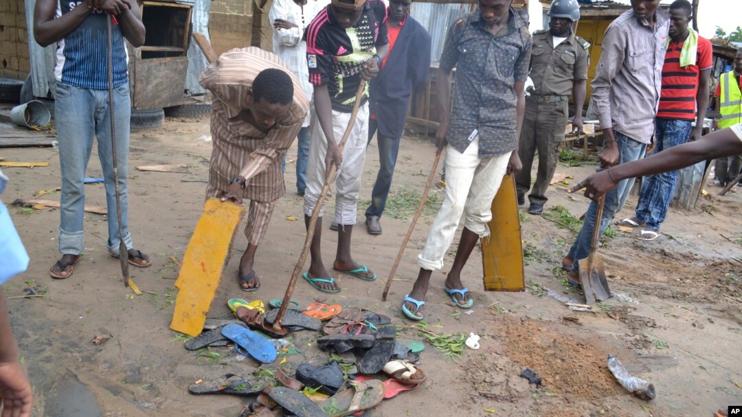 Warga berkumpul di sebuah lokasi ledakan di Maiduguri, Nigeria, Senin (21/9).