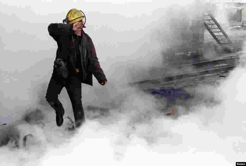 A Ukrainian miner walks through a cloud of steam after an accident occured in the water system at the Gorky mine in Donetsk, east of Kiev, Feb. 11, 1997. (Reuters)