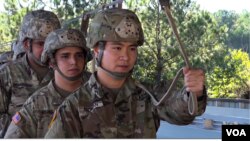 미국 노스캐롤라이나주 82공수사단에서 인도네시아 출신 어빈 앤드리언 일병이 동료 병사들과 낙하 훈련을 하고 있다.