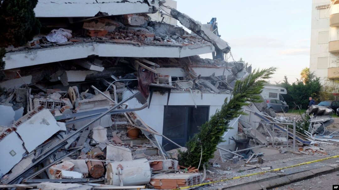 Oštećena zgrada u Draču (Foto: AP/Hektor Pustina)
