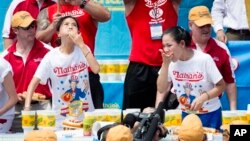 Juara bertahan Sonya Thomas (kanan) kalah dalam kontes hot dog untuk perempuan tahun ini (foto: dok).