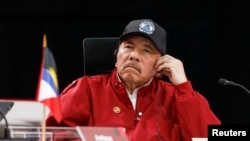 ARCHIVO - El presidente de Nicaragua, Daniel Ortega, observa mientras asiste a una reunión de líderes de los estados miembros de la ALBA-TCP, en Caracas, Venezuela, el 14 de diciembre de 2024. 