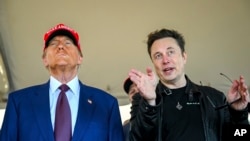 ARCHIVO: El presidente electo de EEUU Donald Trump escucha al magnate Elon Musk previo al despegue del megacohete Starship de la empresa SpaceX, propiedad de Musk, para un vuelo de prueba desde el centro de lanzamiento Starbase, el 19 de noviembre de 2024, en Boca Chica, Texas