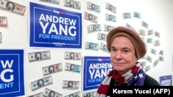 Une volontaire s'attèle au siège de campagne du candidat démocrate à la présidence Andrew Yang à Des Moines, Iowa le 29 janvier 2020. (Kerem Yucel / AFP)