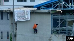 Un détenu s'échappe d'un pavillon de la prison de Guayaquil lors d'une émeute, Équateur, 25 février 2021.