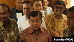 Wakil Presiden ke-12 Jusuf Kalla saat menghadiri diskusi yang diselenggarakan Jenggala Center di Jakarta, Selasa, 3 Desember 2019. (Foto: VOA/ Sasmito)