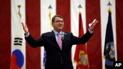 美国国防部长卡特星期四抵达韩国