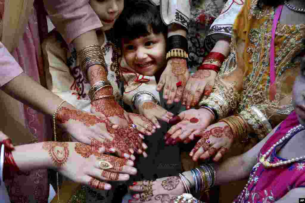 آمادگی چند بانوی پاکستانی برای عید فطر