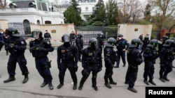 Policija ispred ambasade Rusije za vrijeme protesta zbog navodnog učešća ruskih obavještajaca u eksploziji u depou municije 2014. Protest je održan u Pragu, 18. aprila 2021. 