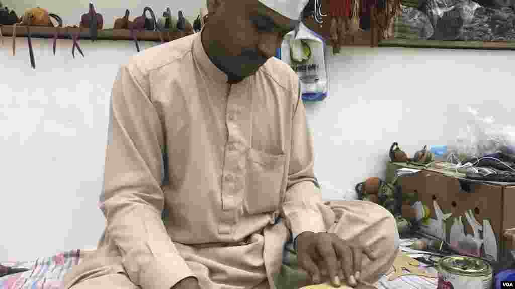 پھلاج کا تعلق سندھ کے ضلع گھوٹکی سے ہے۔ وہ قطر میں 2012 سے باز کی آنکھوں کے خول بنانے کا کام کر رہے ہيں۔ پھلاج کے مطابق يہ ہنر زيادہ تر سندھ کے لوگوں کو ہی آتا ہے۔۔ اس کام کی ماہانہ پانچ ہزار ريال تک تنخواہ ملتی ہے۔ باز پالنا انتہائی مہنگا شوق ہے۔ جنگلی باز مہنگے جبکہ فارمی باز سستے ہوتے ہیں۔ 