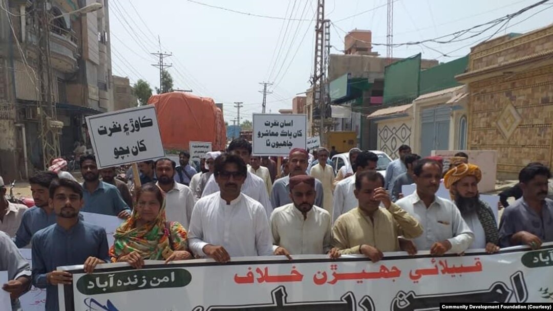 سندھ کے شمالی اضلاع میں قبائلی جھگڑوں کے خلاف لوگ سراپا احتجاج بھی رہتے ہیں۔ 