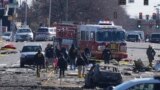 Para penyelidik bekerja di lokasi jatuhnya pesawat evakuasi medis di Philadelphia, Pennsylvania, Sabtu, 1 Februari 2025. (Foto: Matt Rourke/AP Photo)