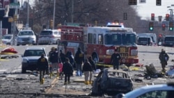 Para penyelidik bekerja di lokasi jatuhnya pesawat evakuasi medis di Philadelphia, Pennsylvania, Sabtu, 1 Februari 2025. (Foto: Matt Rourke/AP Photo)