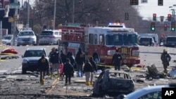 Para penyelidik bekerja di lokasi jatuhnya pesawat evakuasi medis di Philadelphia, Pennsylvania, Sabtu, 1 Februari 2025. (Foto: Matt Rourke/AP Photo)