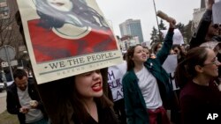  Marche féministe lors de la journée internationale de la femme à Pristina au Kosovo, 8 mars 2017.