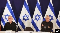 Benjamin Netanyahu lijevo, i Benny Gantz čija je ostavka u ratnom kabinetu pokrenula njegov raspad.