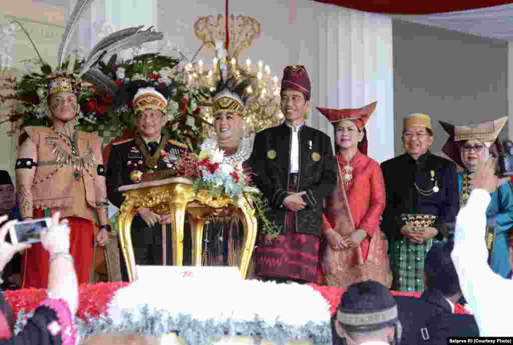 Kapolri Tito Karnavian dan Wakil Presiden Jusuf Kalla ikut mendampingi Presiden Joko Widodo memimpin upacara bendera di Istana Merdeka Jakarta, 17 Agustus 2017. (Courtesy: Setpres RI)