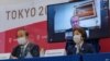 El director ejecutivo de los Juegos Olímpicos de Tokio 2020, Toshiro Muto, izquierda, el vicepresidente del COI John Coates, en la pantalla, y presidente de Tokio 2020 Los juegos, Seiko Hashimoto, se pueden ver en la conferencia de prensa de la Comisión d
