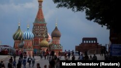 Orang-orang berjalan melintasi Lapangan Merah saat cuaca mendung di Moskow, Rusia, 8 Juni 2021. (Foto: REUTERS/Maxim Shemetov)