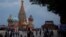 Orang-orang berjalan melintasi Lapangan Merah saat cuaca mendung di Moskow, Rusia, 8 Juni 2021. (Foto: REUTERS/Maxim Shemetov)