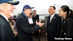 덴마크와 핀란드를 순방중인 한국의 정홍원 국무총리(오른쪽 2번째)가 21일 덴마크 코펜하겐에서 한국전 참전 용사들과 만났다.