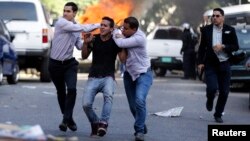 Un manifestante es detenido por elementos de la seguridad del estado, durante una protesta en Caracas.