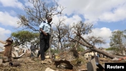 Petugas keamanan di lokasi bom bunuh diri di pintu masuk pelabuhan terbesar di Mogadishu, Somalia, 11 Desember 2016.