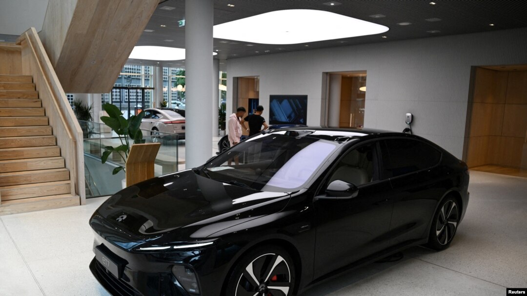 Mobil pintar NIO ET7 buatan China dipamerkan di Berlin, Jerman, pada 17 Agustus 2023. (Foto: Reuters/Annegret Hilse)
