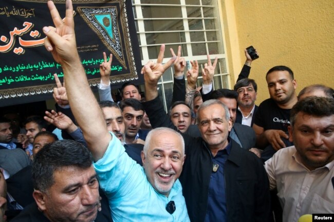 Capres Iran Masoud Pzeshkian melambaikan tangan ke arah masa saat pilpres putaran kedua antara dirinya dan Saeed Jalili di Teheran, Jumat, 5 Juli, 2024. (Foto: Saeed Zareian/pool/WANA via Reuters)
