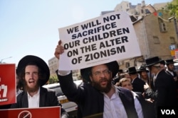 Judíos ultraortodoxos protestan frente a una oficina de reclutamiento en Jerusalén contra la ley que los obliga a cumplir con el servicio militar. Desde la creación del estado de Israel los jaredíes no eran llamados a filas, pues se dedican únicamente a los estudios religiosos.