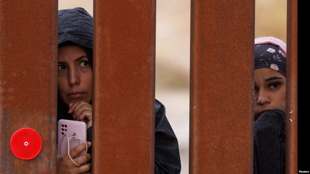Migranti vire kroz ogradu Meksika sa SAD (Foto: REUTERS/Mike Blake)