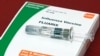 ARCHIVO - Una vacuna contra la gripe se exhibe en una farmacia en Nueva York, el martes 24 de septiembre de 2024.