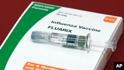 ARCHIVO - Una vacuna contra la gripe se exhibe en una farmacia en Nueva York, el martes 24 de septiembre de 2024.