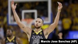  Stephen Curry des Golden State Warriors célèbre la victoire de son équipe sur les Cleveland Cavaliers, en finale NBA, Oakland, Californie, le 3 juin 2018.