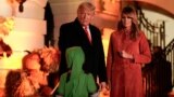 Shugaban Amurka Donald Trump da uwargidansa Melania Trump sun gaisa da yara sanye da kayan ado mai ban tsoro yayin bikin Halloween