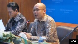 Juru bicara Kementerian Luar Negeri Arrmanatha Nasir (kanan) dalam jumpa pers di kantornya di Jakarta. (Foto:VOA/Fathiyah)