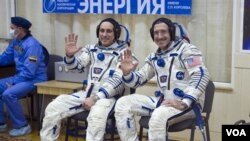 Komandan Ekspedisi Soyuz 29, Anton Shkaplerov (kiri) dan Tehnisi Penerbangan Ekspedisi 29 NASA Daniel Burbank sesaat sebelum diberangkatkan dari Cosmodrome Baikonur di Kazakhstan, menuju stasion antariksa internasional (ISS) (14/11)