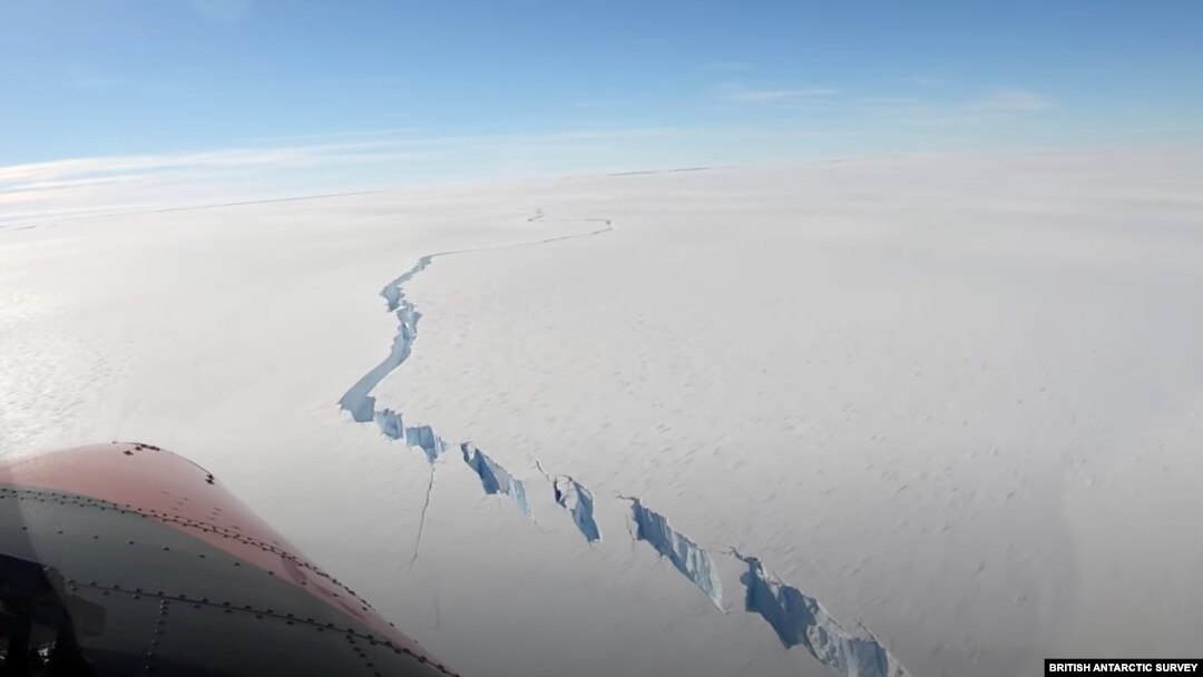 Pukotina na Brantovoj ledenoj ploči na Antarktiku (Foto: Reuters/British Antarctic Survey) 