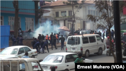 Les syndicalistes des enseignants dispersés à Bukavu, le 10 août 2020. (VOA/Ernest Muhero)