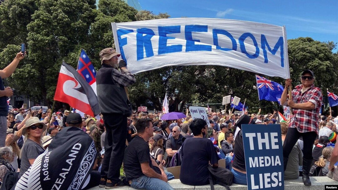 Aksi unjuk rasa menentang dan mandat vaksin COVID-19 dan pembatasan wilayah di Wellington, Selandia Baru, 9 November 2021. (REUTERS/Praveen Menon)