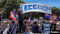 Aksi unjuk rasa menentang dan mandat vaksin COVID-19 dan pembatasan wilayah di Wellington, Selandia Baru, 9 November 2021. (REUTERS/Praveen Menon)