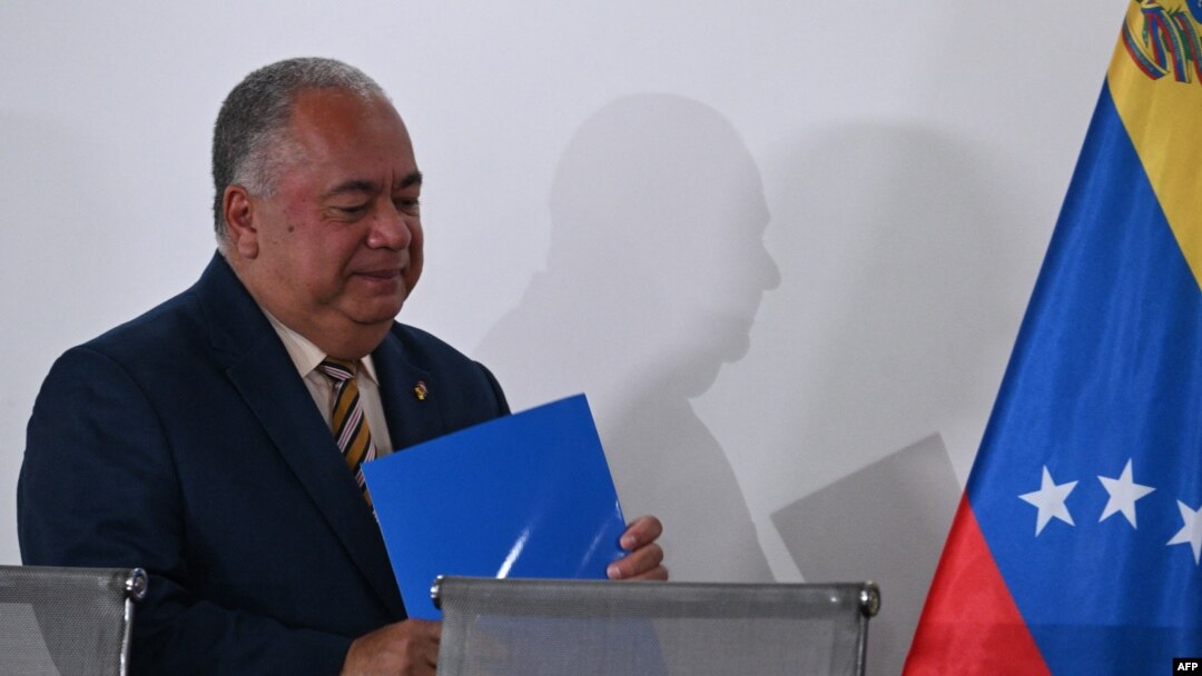 El presidente del Consejo Nacional Electoral de Venezuela, Elvis Amoroso, preside una conferencia de prensa en la que anuncia las preguntas sobre el referendo sobre el territorio Esequibo.