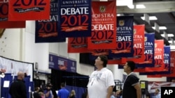 Na Universidade de Hofstra, em Nova Iorque, ultimam-se os preparativos para o debate entre Barack Obama, o presidente dos Estados Unidos, e Mitt Romney, o seu adversário nas eleições presidenciais de 6 de Novembro.