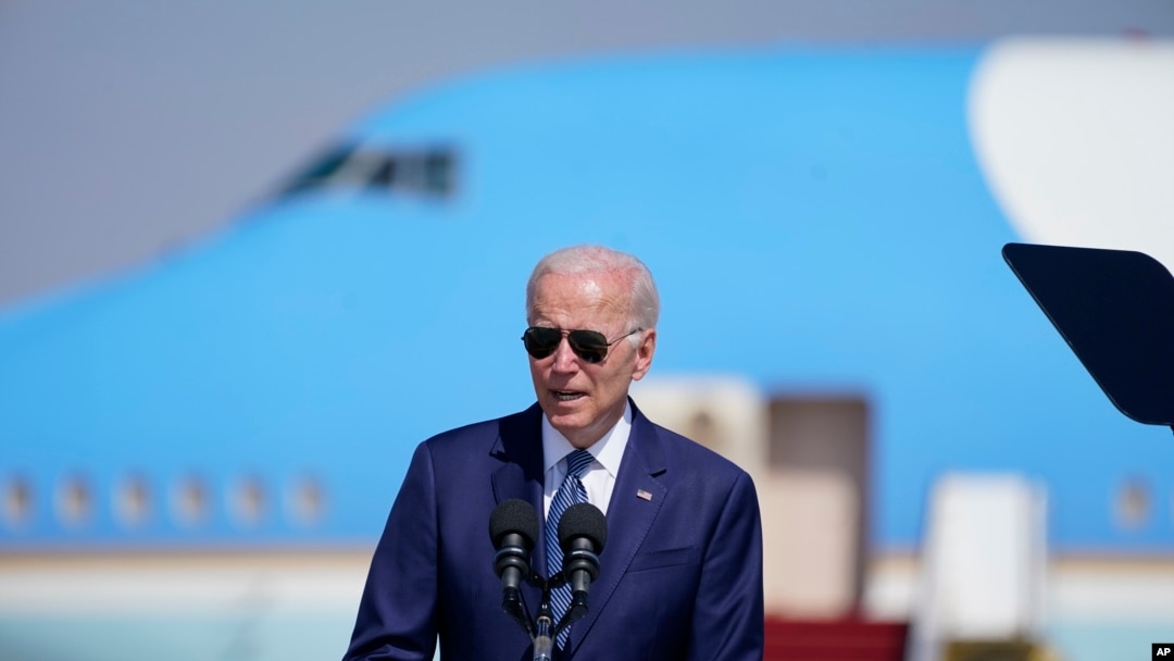 Presiden AS Joe Biden berbicara dalam acara penyambutan kedatangannya di Bandara Ben Gurion di Tel Aviv, Israel, pada 13 Juli 2022. (Foto: AP/Evan Vucci)