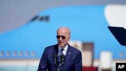 Presiden AS Joe Biden berbicara dalam acara penyambutan kedatangannya di Bandara Ben Gurion di Tel Aviv, Israel, pada 13 Juli 2022. (Foto: AP/Evan Vucci)