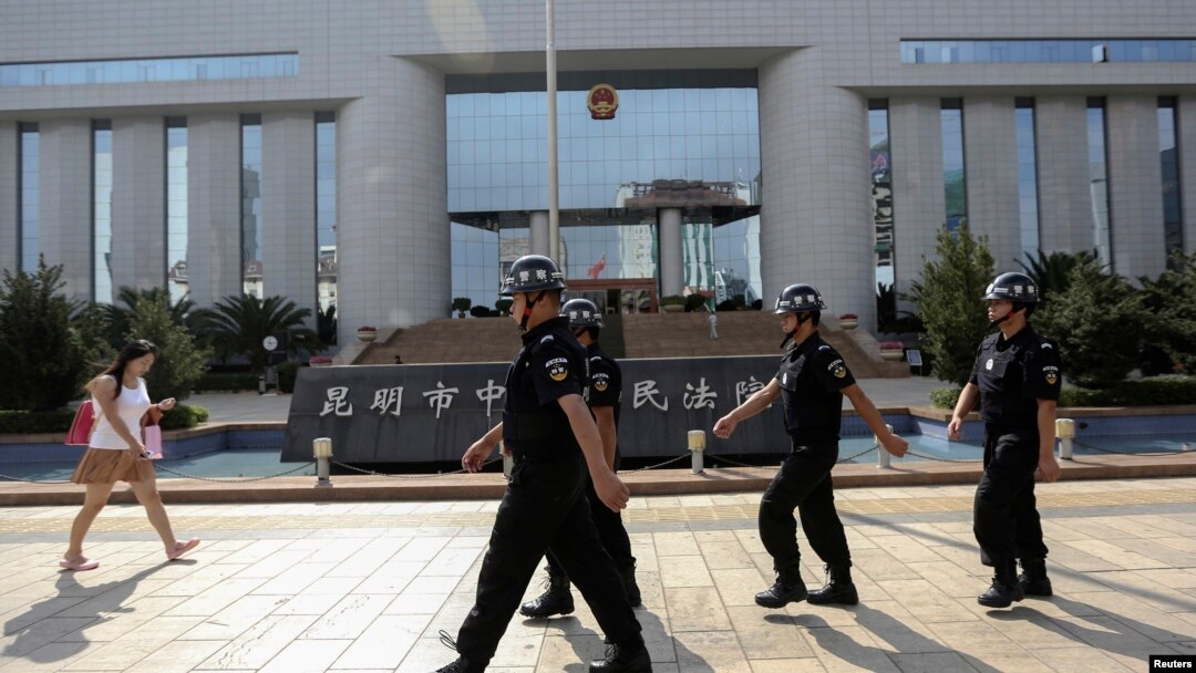 警察在昆明中级法院门前巡逻，当时该法院正在审理昆明恐怖袭击案（2014年9月12日）