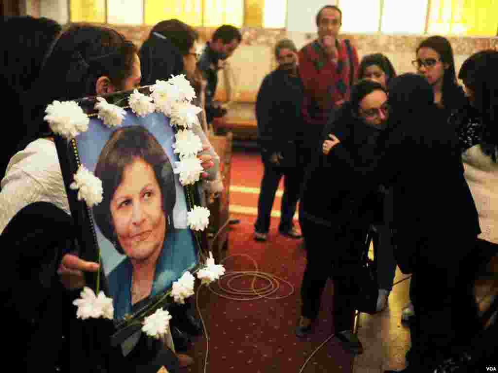 A funeral is held for Ises Faris, who was killed during the blast at the cathedral in Cairo, Egypt, Dec. 25, 2016. Attacks on Copts increase as their Christmas season, celebrated Jan. 7, draws near. (H. Elrasam/VOA)