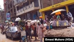 Les vendeuses ambulantes à Bukavu, Sud-Kivu, RDC, 24 février 2017. (VOA/Ernest Muhero)